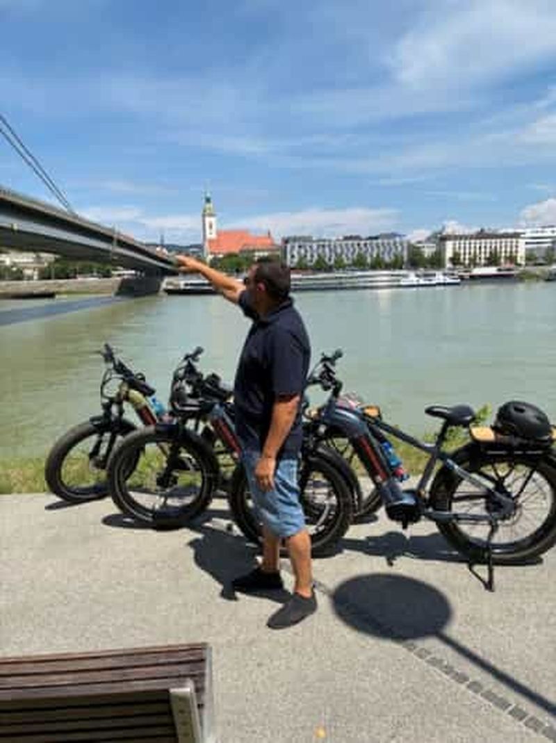 Billet Bratislava : ville, rideau de fer et bunker en vélo électrique