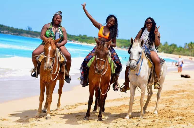 Billet Punta Cana : Randonnée à cheval sur la plage avec prise en charge