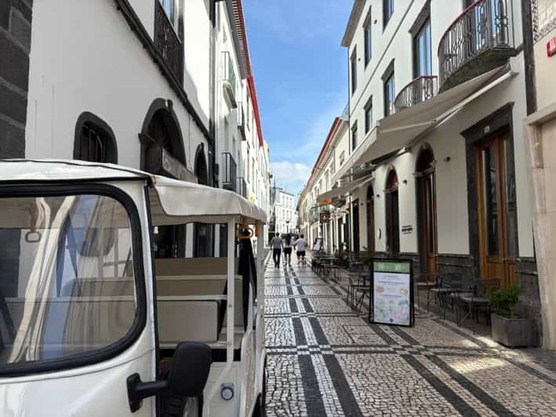 Billet Ponta Delgada : visite citadine privée en tuk-tuk électrique