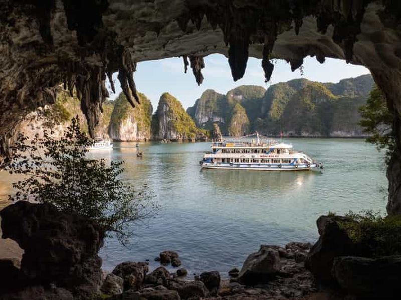 Billet Au départ de Hanoi : excursion d'une journée en croisière de luxe dans la baie d'Halong