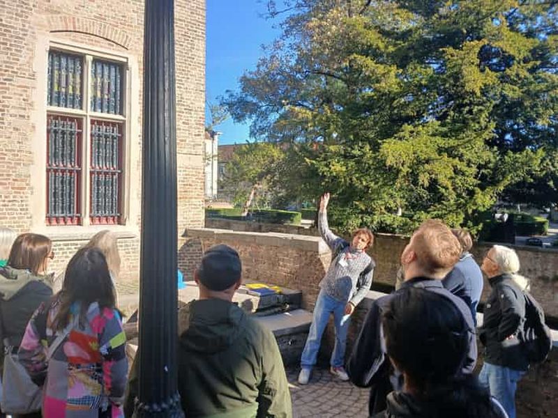 Billet ✨Visite de Bruges en petit groupe avec un habitant + praline/ -3 € bateau