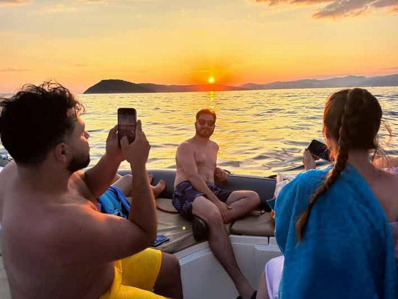 Billet Visite privée en bateau au coucher du soleil avec musique et vin