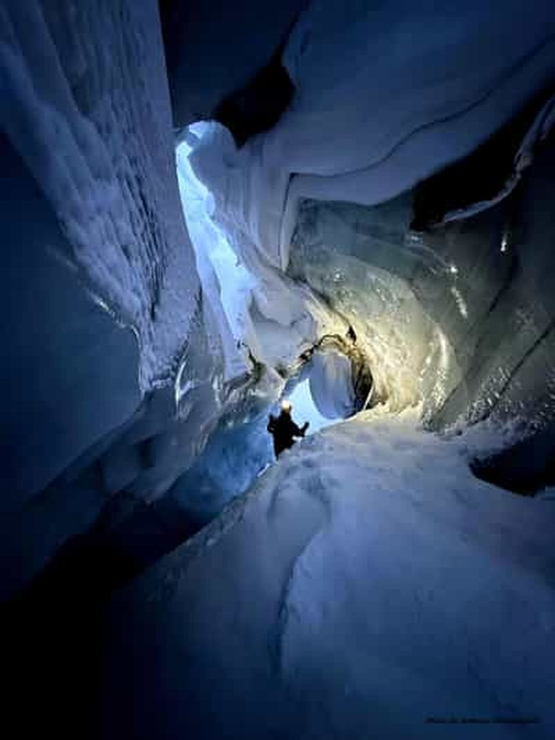 Billet Svalbard : Aventure en motoneige et exploration des grottes de glace