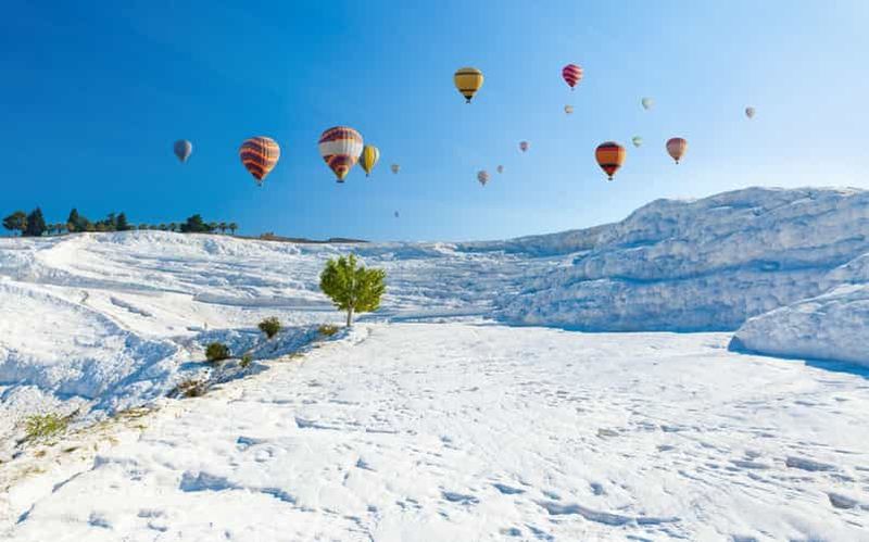 Billet Antalya : la visite de Pamukkale comprend l'option montgolfière.