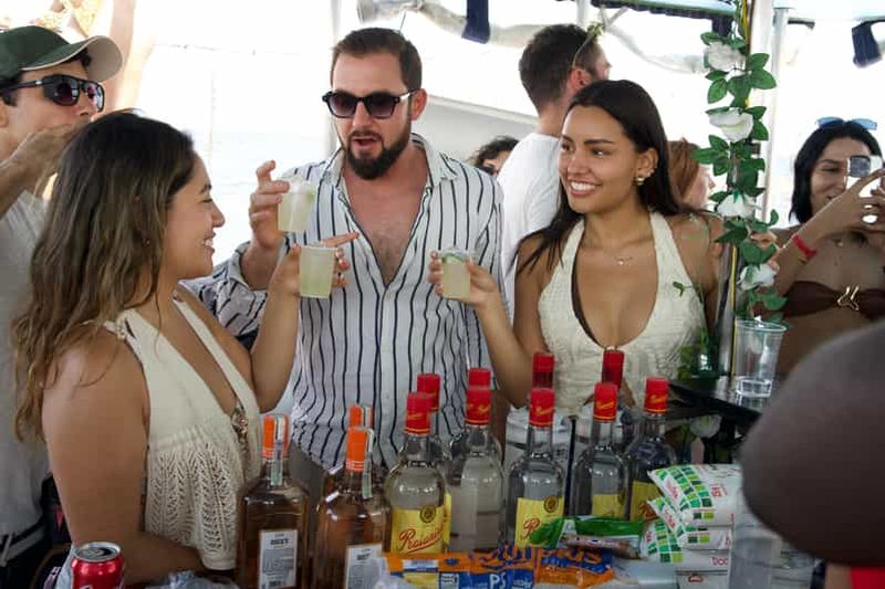 Billet Rio de Janeiro : soirée sur un bateau avec nourriture et open bar