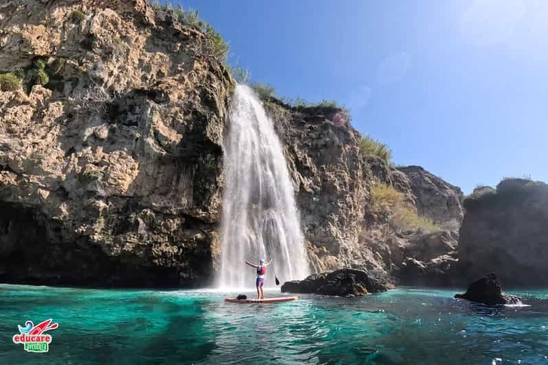 Billet Au départ de Nerja : visite guidée en paddle surf des falaises et de la cascade de Maro