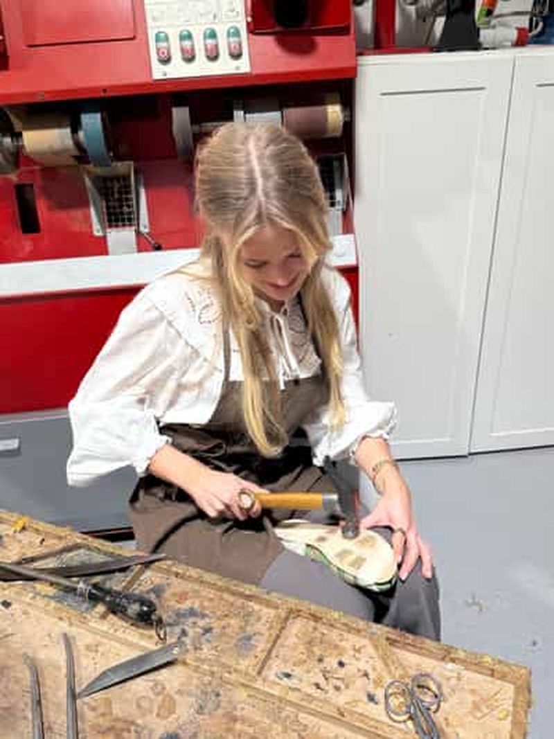 Billet Rome : Atelier de fabrication de sandales en cuir avec un artisan