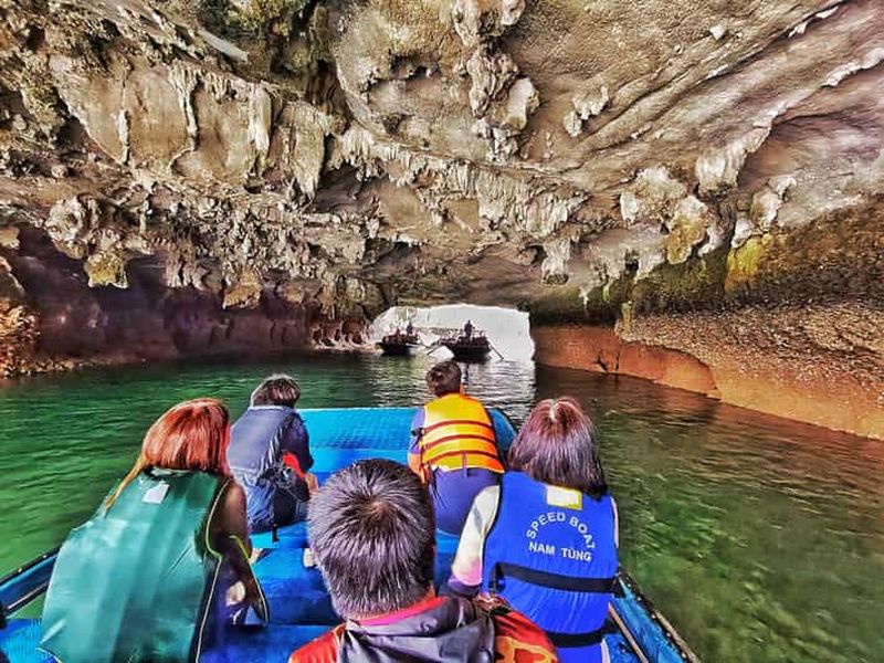 Billet Visite privée d'une journée dans la baie d'Halong avec grotte, kayak et sampan