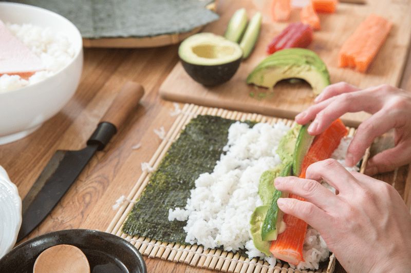 Billet Chicago : Cours de cuisine sur la fabrication de sushis dans une distillerie locale