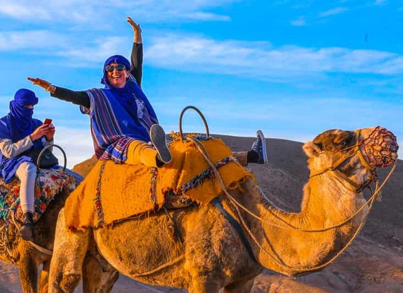 Billet Depuis Marrakech : balade à dos de chameau dans le désert d'Agafay, dîner et spectacle du feu