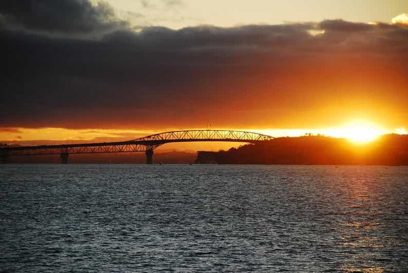 Billet Croisière au coucher du soleil dans le port d'Auckland