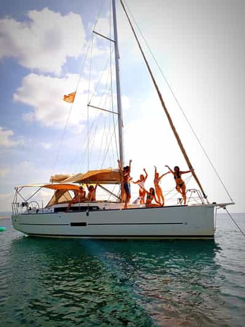 Billet Alghero : Croisière quotidienne à la voile avec déjeuner à bord