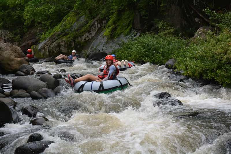 Billet Liberia : tubing extrême dans le canyon avec bassins naturels et adrénaline.
