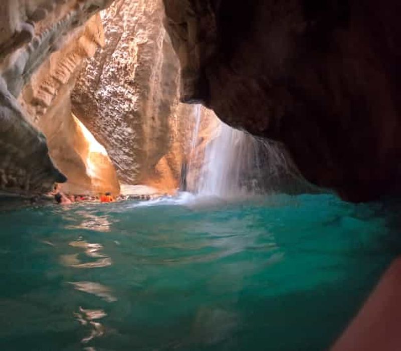 Billet Mascate : excursion au Wadi Shab, à la plage de Fins et au gouffre de Bimmah