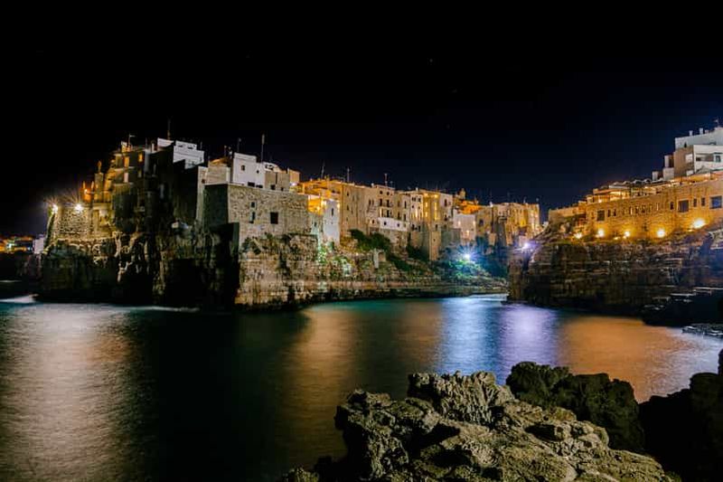 Billet Polignano a Mare : sortie en bateau nocturne dans les grottes marines