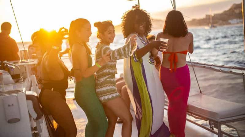 Billet Cabo San Lucas : croisière festive au coucher du soleil avec boissons illimitées