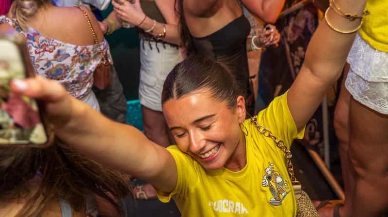 Billet Nice : tournée des bars Yellow - bars sociaux, jeux et rencontres