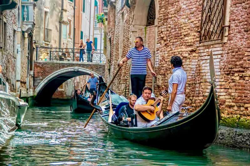 Billet Venise : balade en gondole de 30 minutes sur le Grand Canal avec sérénade