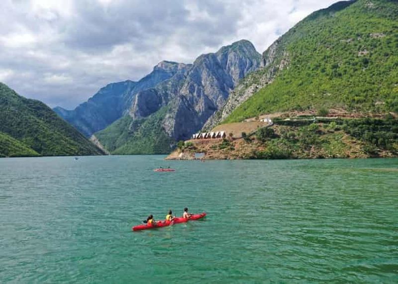 Billet Lac de Koman : location de kayak avec transfert en bateau