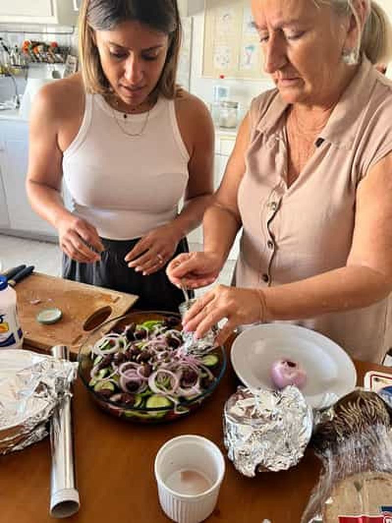 Billet Oia : Cours de cuisine grecque et déjeuner avec une grand-mère locale
