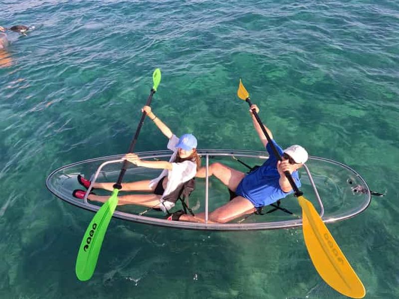 Billet Santorin : explorer la plage noire en kayak