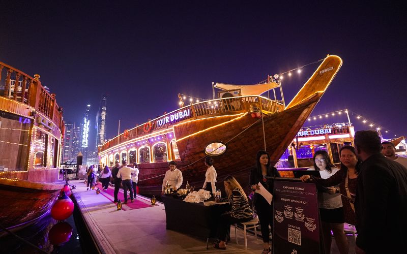 Billet Dîner-croisière de luxe sur un boutre dans la marina de Dubaï avec dîner-buffet indien