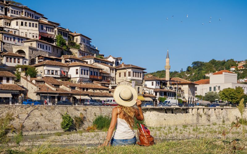 Billet Depuis Tirana : Excursion d'une journée à Berat et au lac Belshi avec dégustation de vin