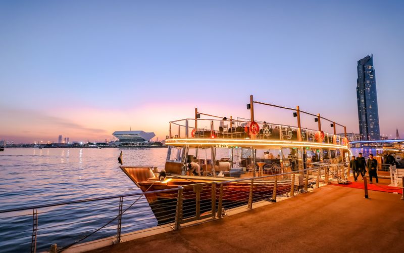Billet Dîner-croisière de luxe sur le canal de Dubaï avec La Perle Spectacle Gold Pass