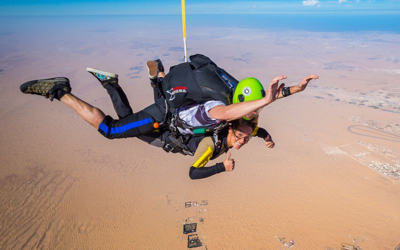 Billet Saut en parachute à Dubaï : Saut en parachute en tandem à la Desert Drop Zone