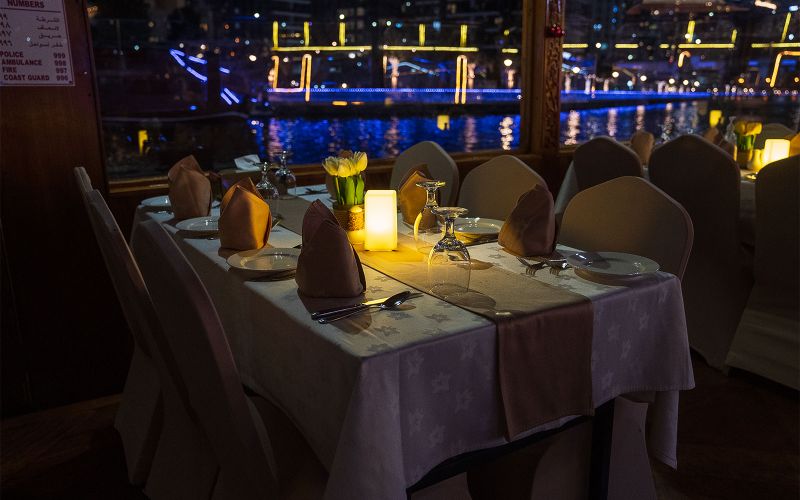 Billet Depuis la crique de Dubaï : Croisière en boutre avec dîner et spectacle live