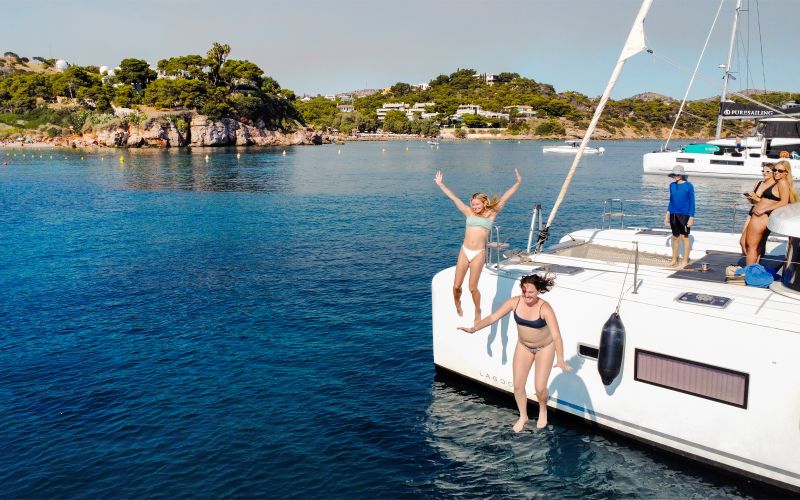 Billet Au départ d'Athènes : Croisière en catamaran le long de la Riveria d'Athènes avec déjeuner et vin