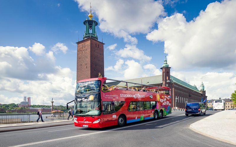 Billet RED Sightseeing: : Stockholm Bus Hop-On Hop-Off avec visite en bateau optionnelle