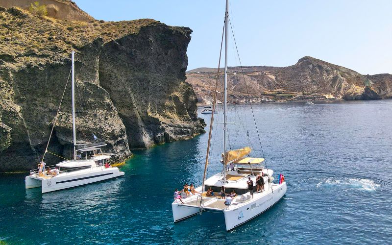 Billet Croisière de luxe en catamaran à Santorin avec repas, boissons et transferts