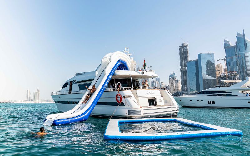 Billet Depuis le port de Dubaï : Tour en bateau de 3 h, toboggan, plongée avec tuba et baignade avec barbecue et boissons