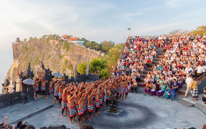 Billet À partir de Bali : Visite du Temple d'Uluwatu au coucher du soleil avec spectacle de danse Kecak et de danse du feu.