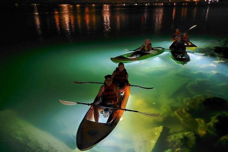 Billet Tour nocturne en kayak à fond transparent avec illumination LED à Saint-Pétersbourg