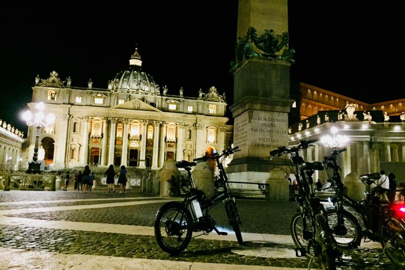 Billet Balade gastronomique nocturne en vélo électrique avec dégustation de vin à Rome