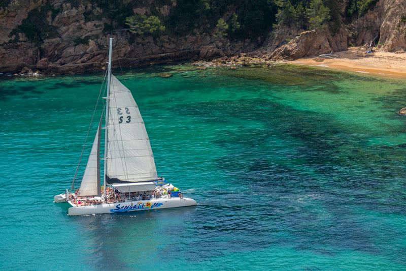 Billet Excursion en catamaran sur la Costa Brava avec barbecue au départ de Lloret de Mar
