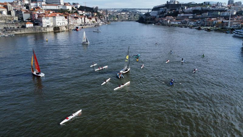 Billet Cours de voile sur un bateau de course sur le fleuve Douro à Porto