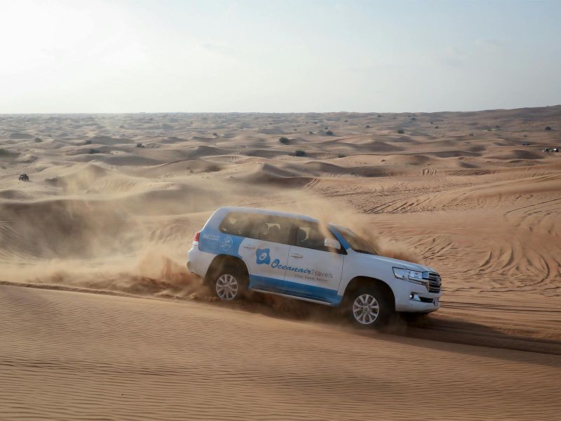 Billet Safari dans le désert d'Abou Dhabi avec barbecue, balade à dos de chameau et sandboard