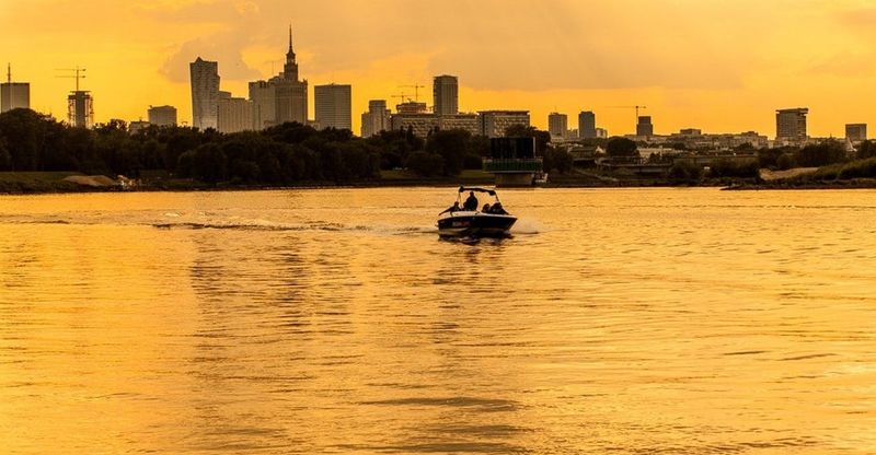 Billet Croisière privée en bateau à moteur au coucher du soleil sur la Vistule avec prosecco