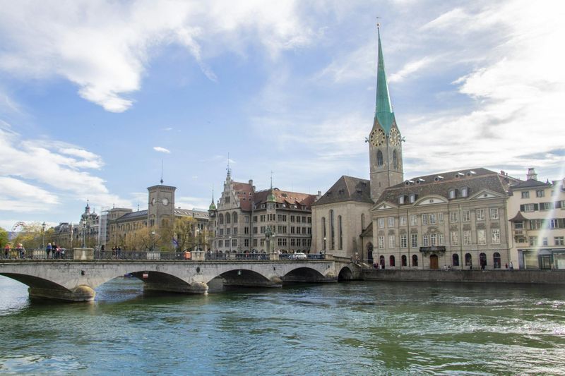 Billet Visite d'introduction de Zurich guidée par un local avec promenade en bateau et en funiculaire