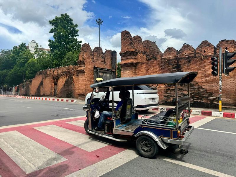 Billet Location de tuk-tuk avec chauffeur pour une expérience de 4 heures dans les temples de Chiang Mai