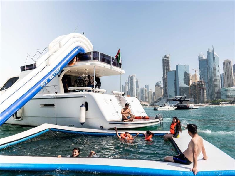 Billet Voile sur un yacht avec toboggans aquatiques et barbecue dans le port de Dubaï