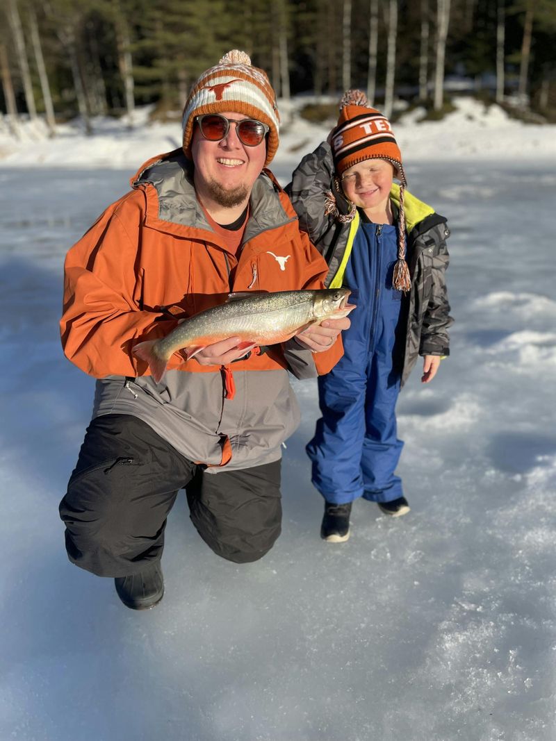 Billet Pêche sur glace sur eau gelée avec guide local