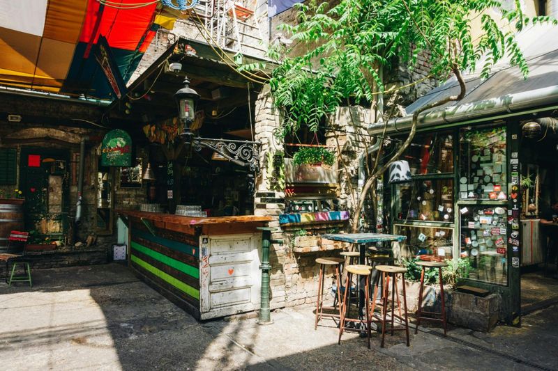 Billet Visite privée des bars à ruines de Budapest avec un local