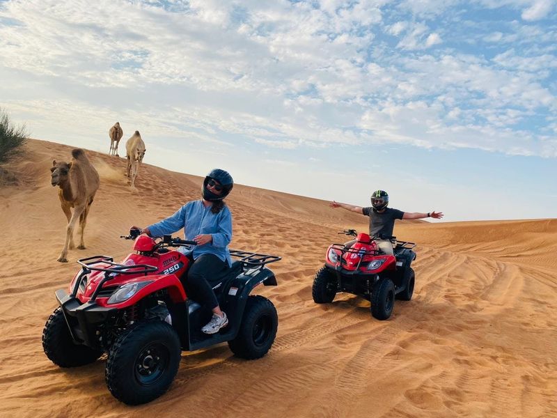 Billet Double randonnée en quad dans le désert de Dubaï avec sandboarding, promenade à dos de chameau et barbecue