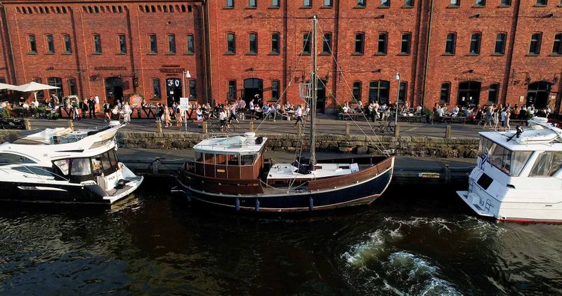 Billet Location de bateau - Wooden Trawler Custom Made (Motorboat)