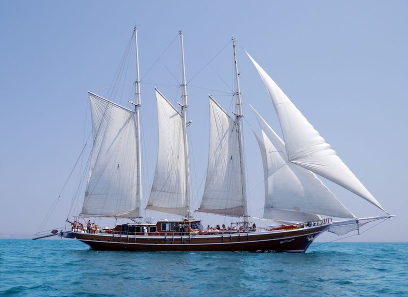 Billet Location de bateau - Goelette Bois 6 cab (Sailboat)