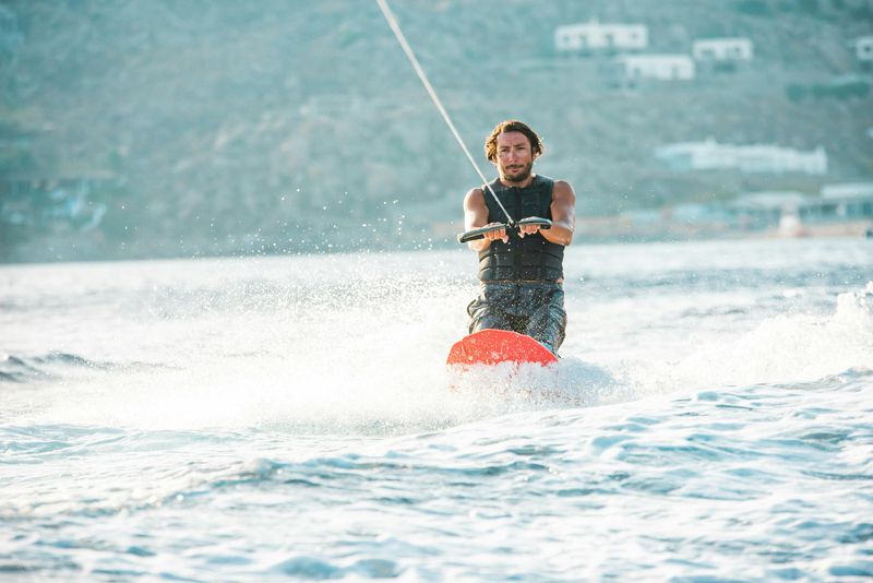 Billet Mykonos Super Paradise Beach : location de ski nautique, de wakeboard et de genou